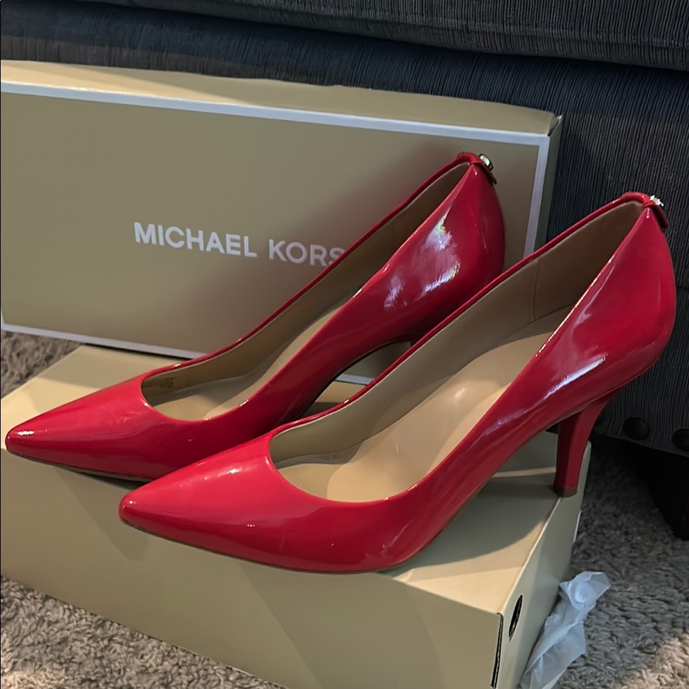 MICHAEL KORS Red Patent Leather Pumps 8 NWOT in Box